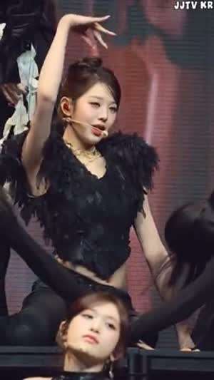 개미허리 배꼽 노출 블랙털 상의 가죽 바지 아이브 장원영