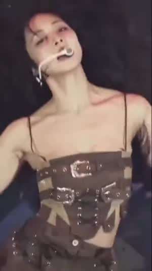 트와이스 쯔위 카키색 스트랩 끈나시 무빙 레전드