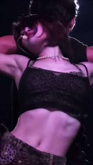 탄력 있는 몸매 호피의상 트와이스 모모