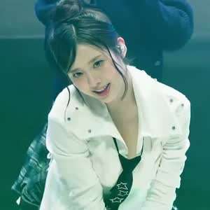 앞으로 숙인 똥머리 라잇썸 나영 화이트 자켓 검정 넥타이