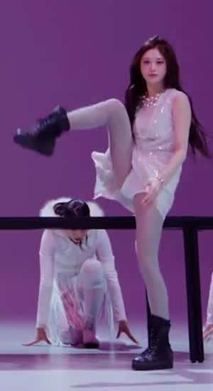 아이브 이서 순백색 발차기