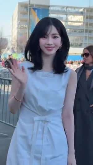 오늘자 밀라노 패션위크 손 흔들어주는 에스파 카리나.MP4