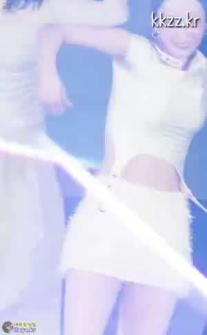 상체가 타이트한 에이핑크 윤보미