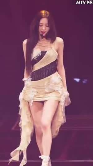 윗부분이 스트랩인 민소매 오프숄더 있지(ITZY) 유나