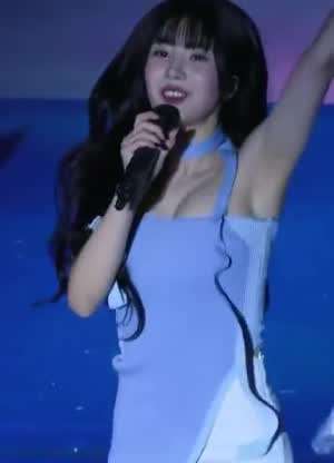 하늘색 골지 오프숄더 입고 뛰는 권은비 무부먼트