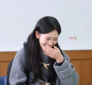 아이브 안유진 우리 졸업했어요  . GIF