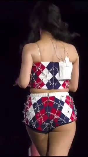 두툼 탱탱한 블핑 지수의 엉밑 뒤태