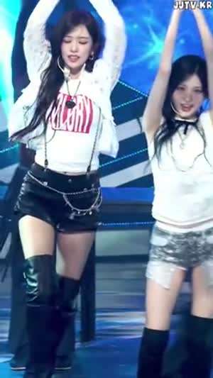 봉긋 흰티 가죽 반바지 꿀벅지 아이브 안유진.mp4