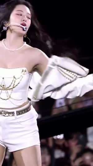 아이브 안유진 어깨 오픈하고 가슴 튕기기.mp4