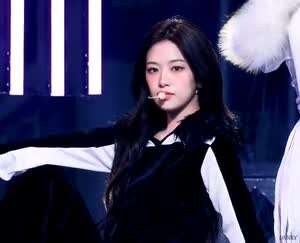 아이브 안유진 BLACKHOLE 입덕직캠 . GIF