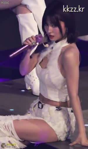 트와이스 모모 집중하게 하는 틈사이 가슴골.mp4