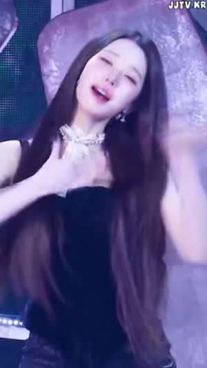 찰랑이는 긴 생머리 블랙 코르셋 나시 아이브 장원영