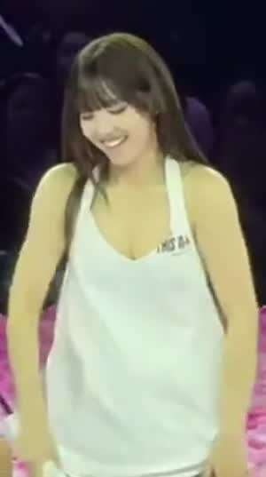 재롱 부리는 흰나시 트와이스 나연