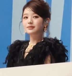 애써 하품 참는 아이브 장원영.gif