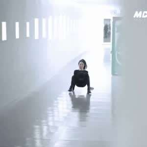 네발로 걷는 소녀 오가은