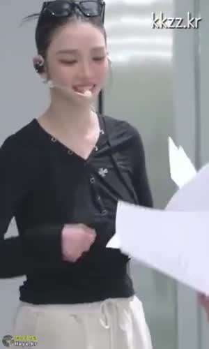 단추부분이 우는 연습실 에스파 카리나