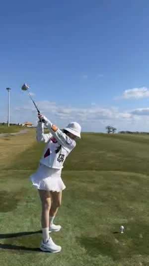 골프치는 김윤희 아나운서