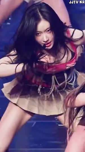 ITZY 채령 민소매속 블랙 브라 탄탄한 허벅지