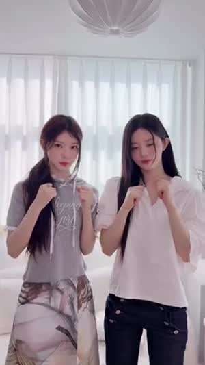 아일릿 모카, 민주