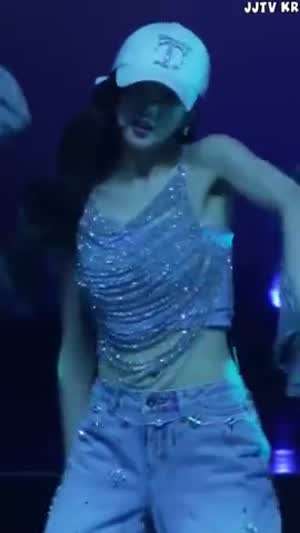 권은비 캡모자 반짝이는 크롭 나시 배꼽