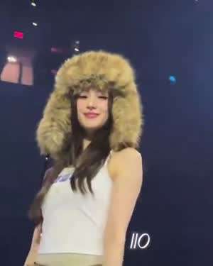 걸어와서 손키스 날리고 가는 에스키모 모자 트와이스 사나