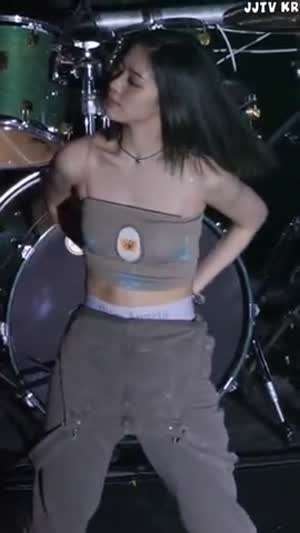 튜브탑 가슴골 팬티 밴드 노출 있지 류진.mp4