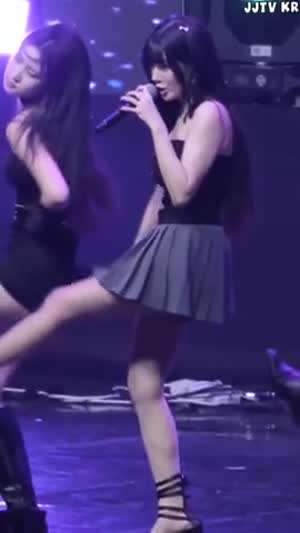 권은비 블랙 오프솔더 윗가슴골 회색 주름 치마.mp4