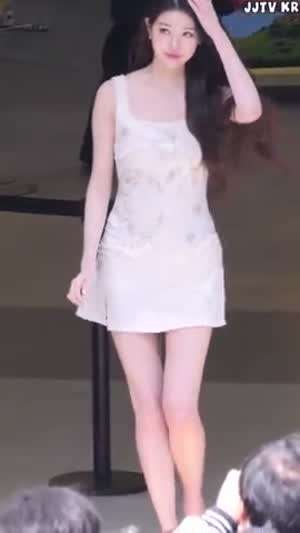 이니스프리 공주 아이브 장원영 뽀얀 나시 원피스 미모.mp4