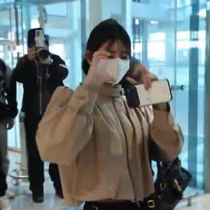 오늘자 파리 패션위크 마치고 귀국한 미야오 안나.MP4