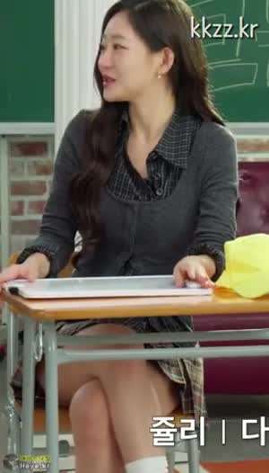 다리 꼬는 키스오브라이프 쥴리