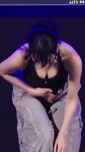 신발끈 묶는 키스오브라이프 나띠 묵직 홀터넥 블랙 민소매