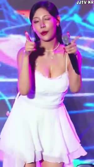 라잇썸 초원 화이트 끈나시 드레스 묵직 가슴골