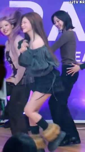 빌리 츠키 오프솔더 뽀얀 어깨 프릴 블랙 치마 각선미