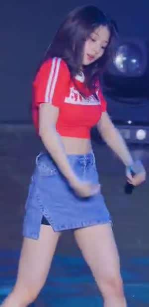 은근 묵직한 크롭티 땀에 젖은 프로미스나인 이나경