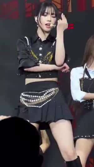 바로 앞에서 본 짧은 체크치마 에스파 카리나 허벅지 떨림