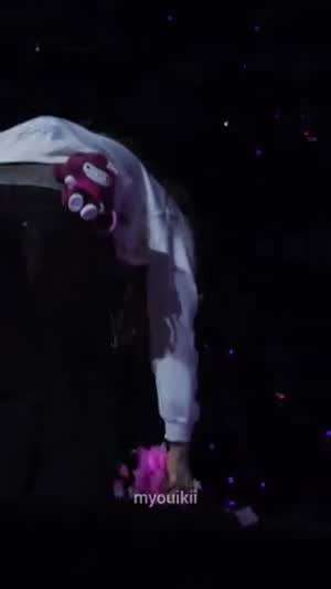 바닥에 떨어진 꽃가루 모아서 마무리 인사할때 머리위로 뿌리는 트와이스 사나