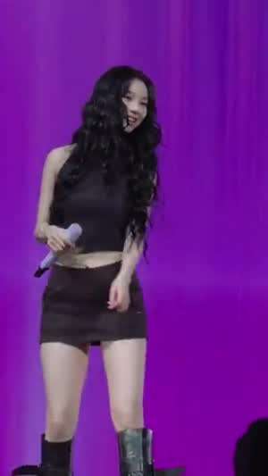 사운드 체크하는 에스파 카리나 묵직한 갈색 민소매 초미니