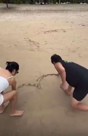 여친과 모레위에 하트를~~~