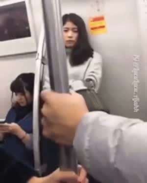 지하철 커플에게 빡친 처자.jpg