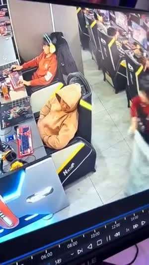 너무 오래 잠들어 있는 손님에게 한 직원의 행동.gif