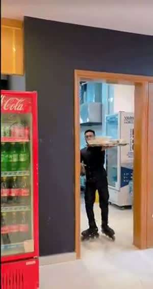 인라인타면서 서빙하는 식당 우수사원