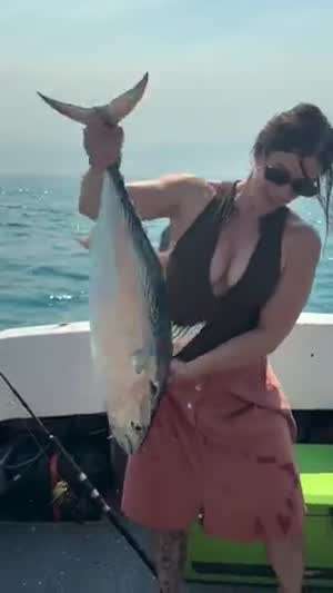 바다낚시로 대어를 건진 누나.mp4