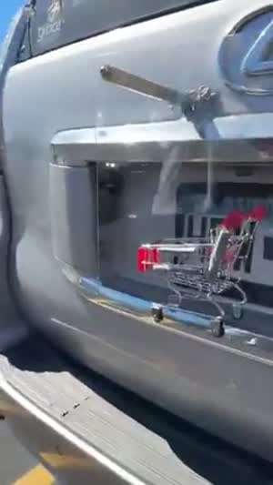 엄마, 카트를 안 치웠어.mp4