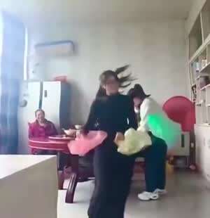 뭔가 웃음짓게하는 저글링...