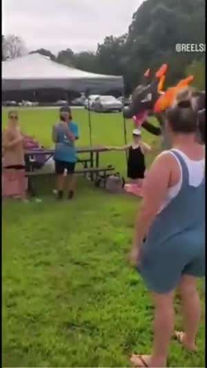 생일 파티장에 드래곤 기습