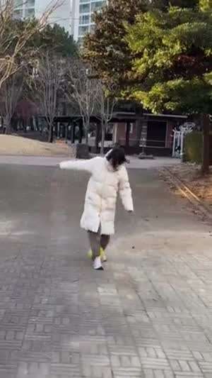 아이들한테 축구 기술 보여주는 엄마