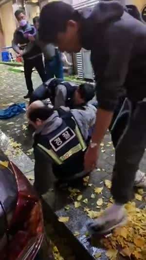 주취자를 제압하는 부산경찰을 도와준 시민..mp4