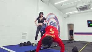 까불다가 제압당함.MP4