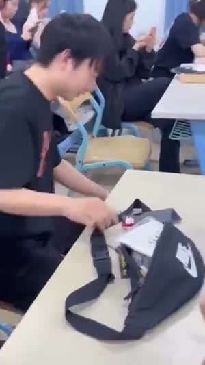 소리] 여선생님께 꽃을 선물하는 남학생.mp4