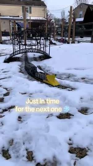 소리] 선로의 눈을 치우며 달리는 장난감 기차.mp4